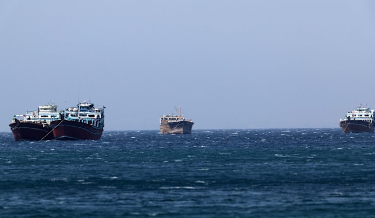 US Iran strikes near Strait of Hormuz targeting missile sites and naval vessels amid fragile peace talks