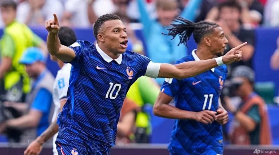 Kylian-Mbappe-celebrates