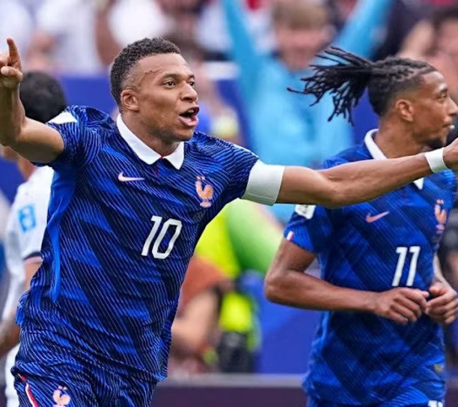 Kylian-Mbappe-celebrates