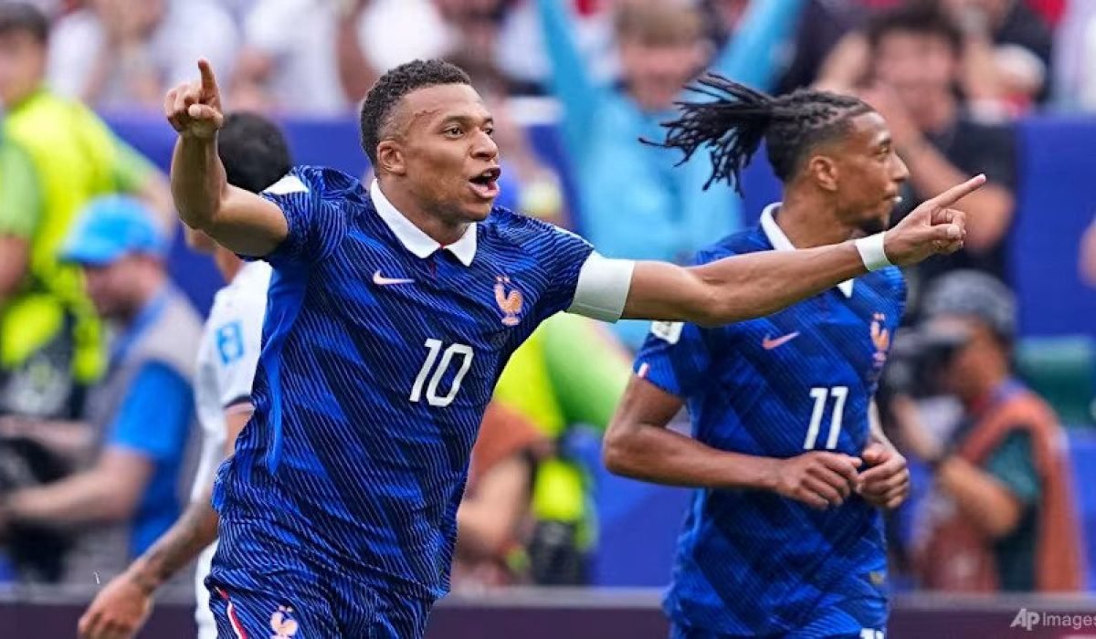 Kylian-Mbappe-celebrates