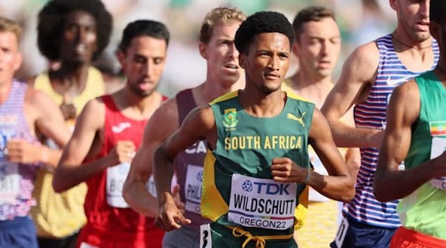 South-African-distance-runner-Adriaan-Wildschutt-lead-a-pack-of-athletes