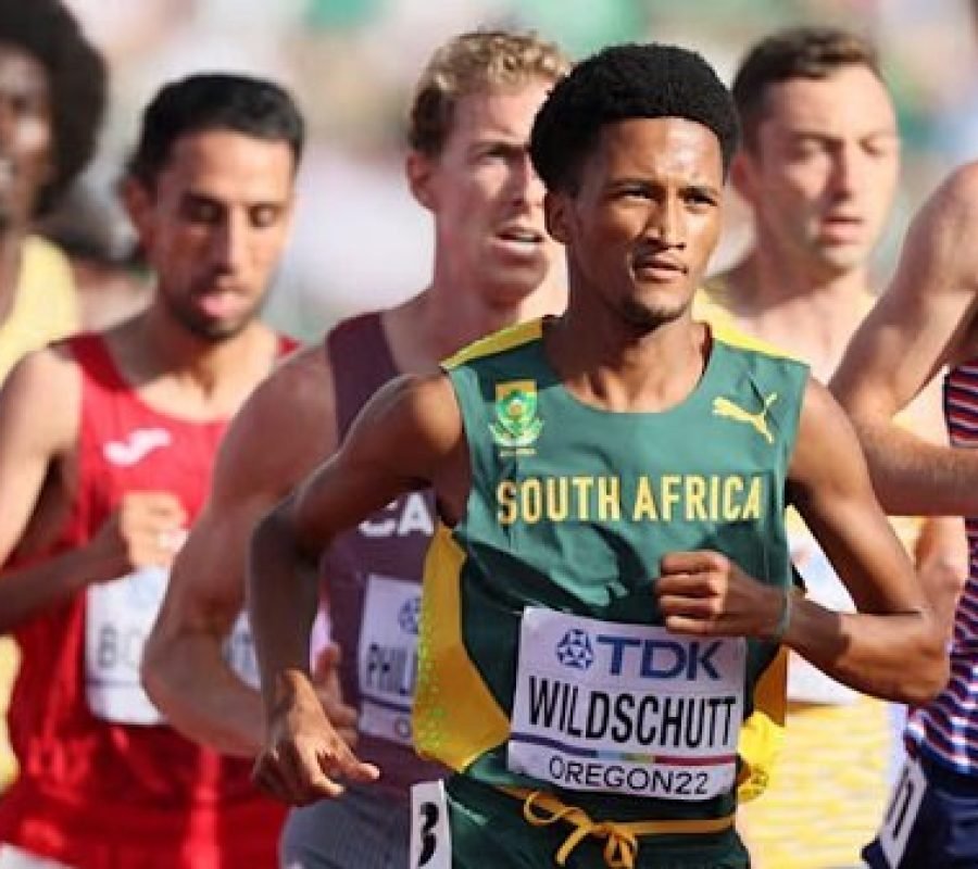 South-African-distance-runner-Adriaan-Wildschutt-lead-a-pack-of-athletes