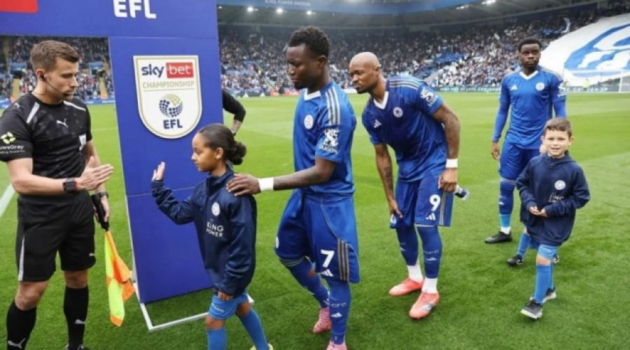 Leicester sack Cifuentes, players await new manager