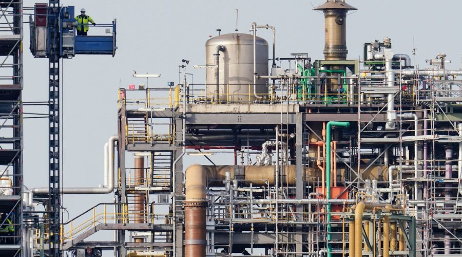 FILED - Chemical plant in Ludwigshafen: The chemical industry does not believe in a fundamental economic recovery, only in a temporary uptick. Photo: Uwe Anspach/dpa