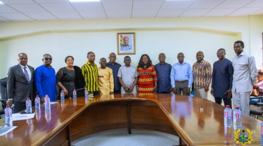 Trade Minister Addresses Tomato Sector Challenges with Traders and Transporters