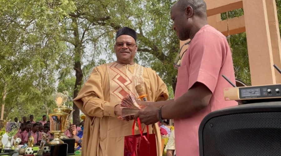 Prof. Agbango donates GHC 50,000 to Bawku SHS Alumni